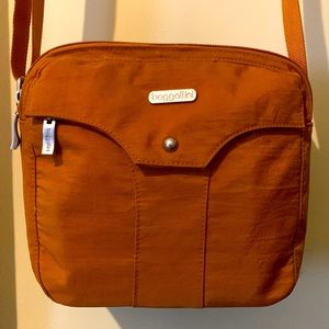 Baggallini orange zippered crossbody